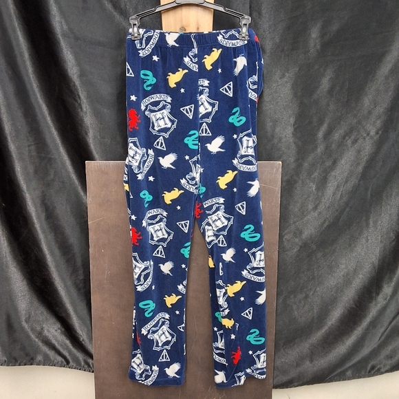 Cozy Harry Potter sleepwear. Features a magical design. Perfect for fans. - Picture 1 of 7